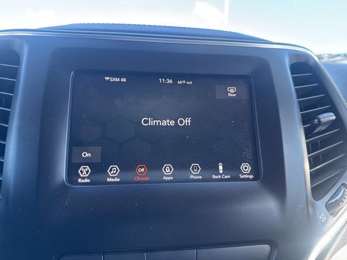 Used 2020 Jeep Cherokee Latitude Plus image 32