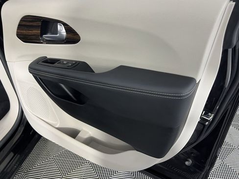 Certified 2024 Chrysler Pacifica Limited image 36