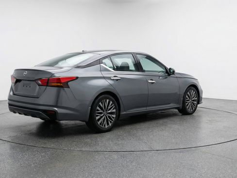 Used 2025 Nissan Altima 2.5 SV FWD image 9