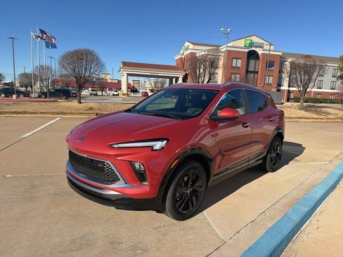 Used 2024 Buick Encore GX Sport Touring image 4