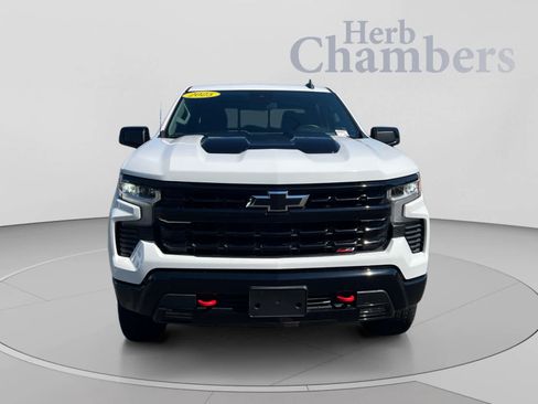 Used 2025 Chevrolet Silverado 1500 LT Trail Boss w/ Convenience Package II AWD/4WD image 2