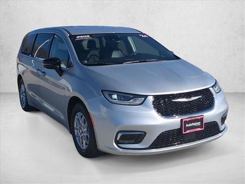 Used 2024 Chrysler Pacifica Touring-L image 3