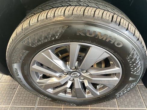 Used 2024 Nissan Pathfinder SV image 3