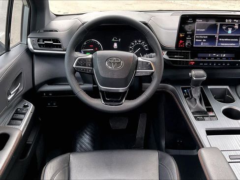 Used 2023 Toyota Sienna XSE image 5
