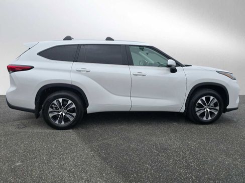 Used 2023 Toyota Highlander XLE FWD image 2