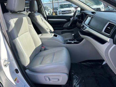 Used 2018 Toyota Highlander XLE w/ Carpet Mat Package (TMS) image 17
