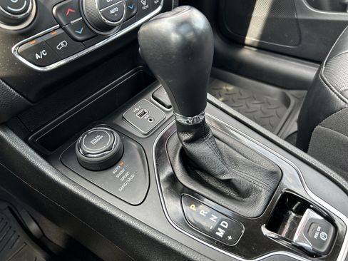 Used 2022 Jeep Cherokee Limited AWD/4WD image 18