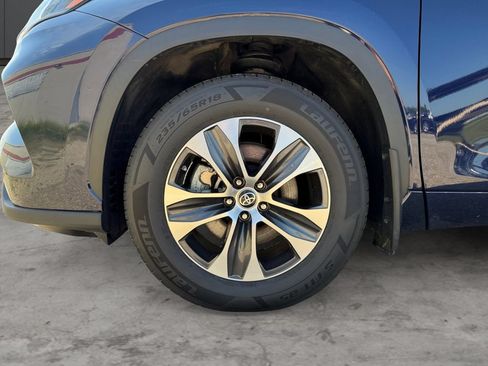 Used 2023 Toyota Highlander XLE AWD/4WD image 9