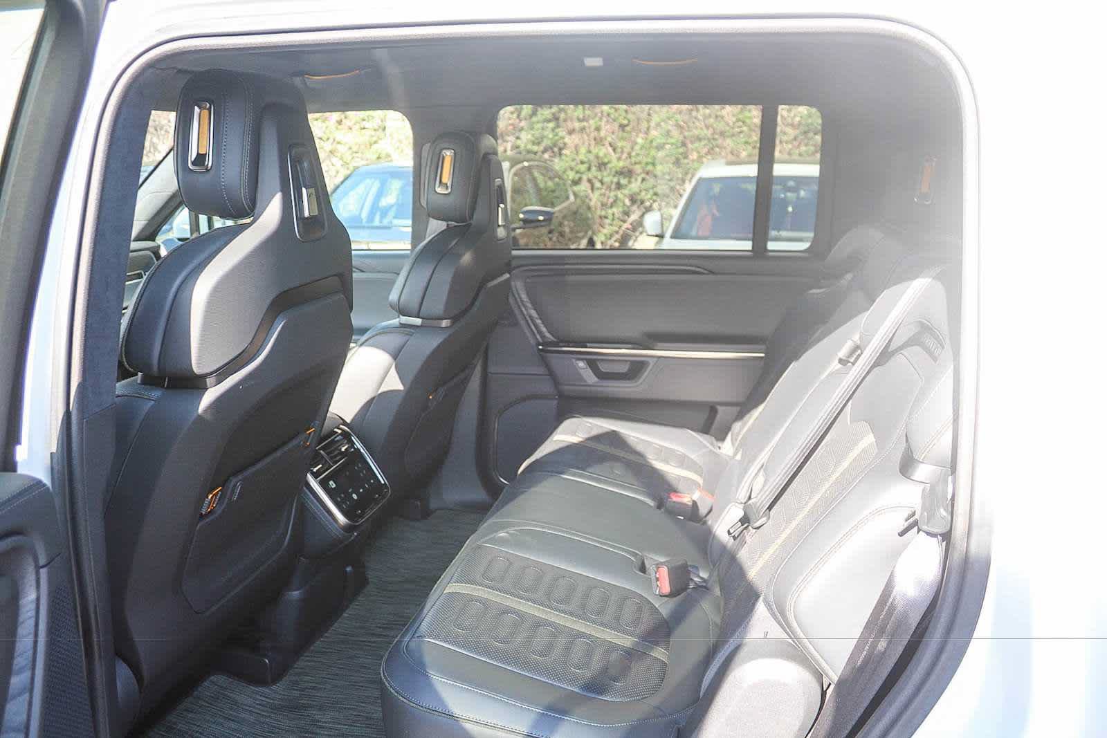 Used 2025 Rivian R1S Adventure Dual AWD/4WD image 18