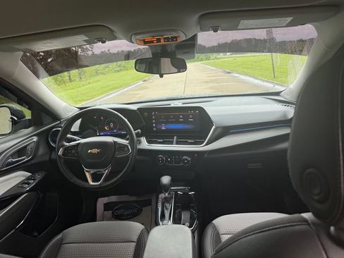 Used 2025 Chevrolet Trax LT w/ Driver Confidence Package FWD image 17