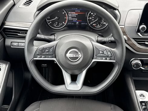 Used 2025 Nissan Altima 2.5 SV FWD image 17