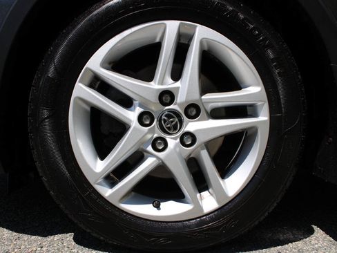 Used 2021 Toyota C-HR LE FWD image 19