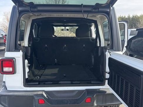 Used 2018 Jeep Wrangler Unlimited Sahara image 20