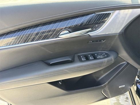 Used 2025 Cadillac XT6 Premium Luxury image 22