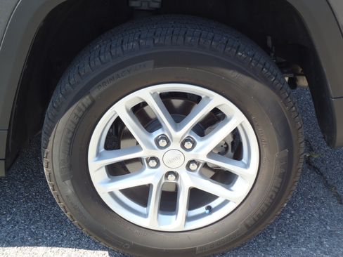 Used 2023 Jeep Grand Cherokee Laredo X AWD/4WD image 9