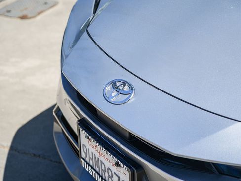 Certified 2023 Toyota Prius XLE FWD image 3