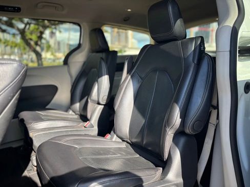 Used 2022 Chrysler Pacifica Touring-L w/ Uconnect Theater Family Group image 11