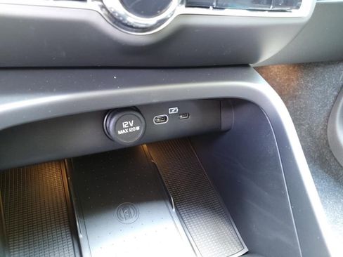 New 2025 Volvo XC40 B5 Core w/ Protection Package Premier image 18