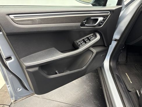 Used 2023 Porsche Macan AWD/4WD image 4