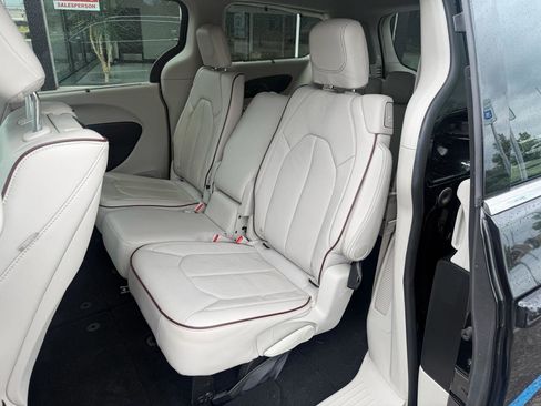 Used 2017 Chrysler Pacifica Limited w/ UConnect Theater Package FWD image 17