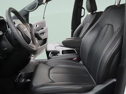 Used 2026 Chrysler Pacifica Select image 20