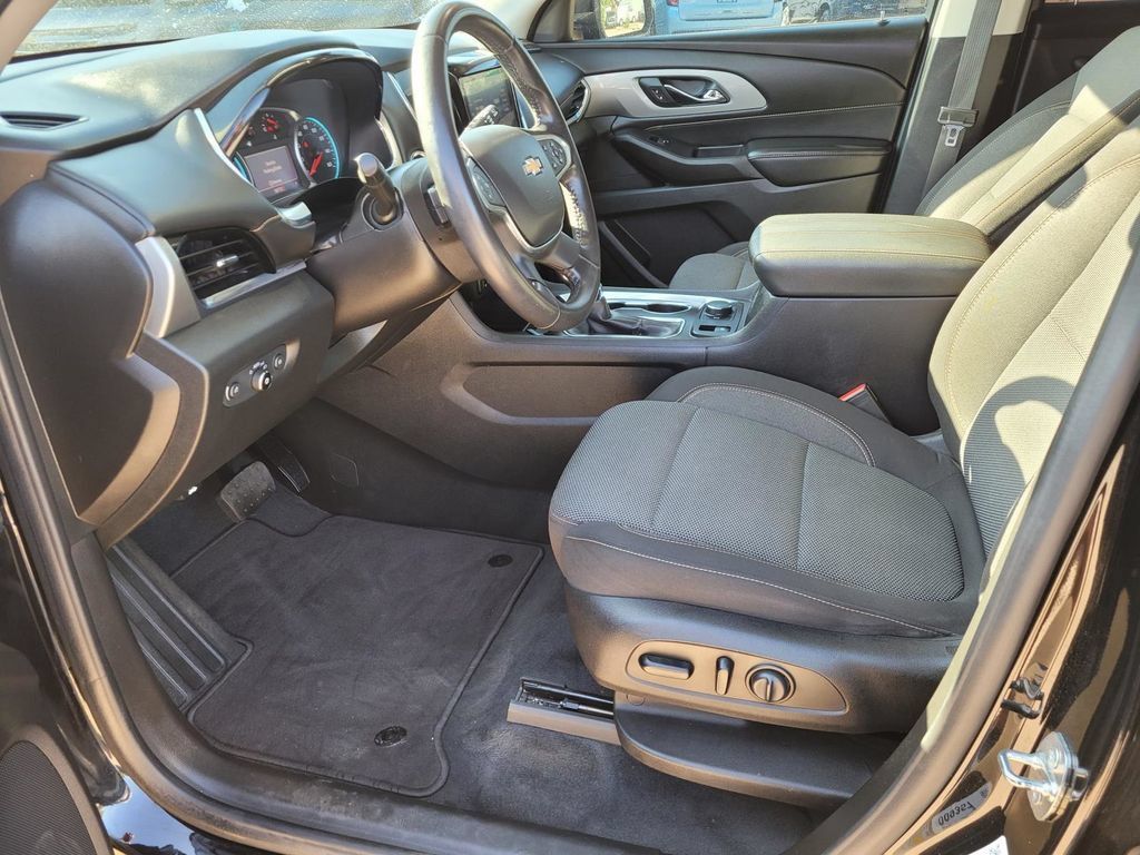 Used 2021 Chevrolet Traverse LT FWD image 2