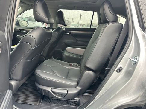 Used 2025 Toyota Highlander Platinum image 14