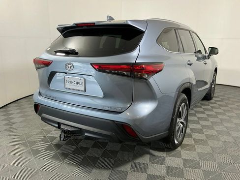 Used 2021 Toyota Highlander XLE AWD/4WD image 5