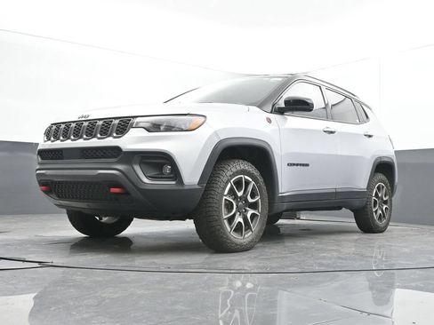 Used 2025 Jeep Compass Trailhawk AWD/4WD image 41