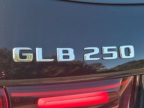 Used 2025 Mercedes-Benz GLB 250 4MATIC image 30
