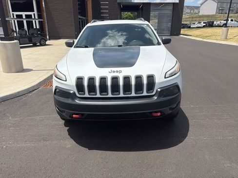 Used 2016 Jeep Cherokee Trailhawk w/ Comfort/Convenience Group AWD/4WD image 3