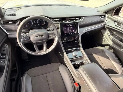Certified 2025 Jeep Grand Cherokee Altitude AWD/4WD image 8
