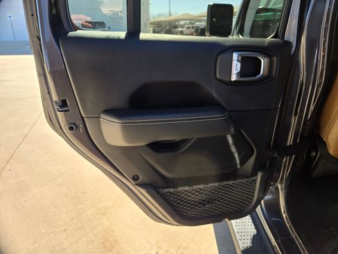 Used 2020 Jeep Wrangler Unlimited Sahara image 14