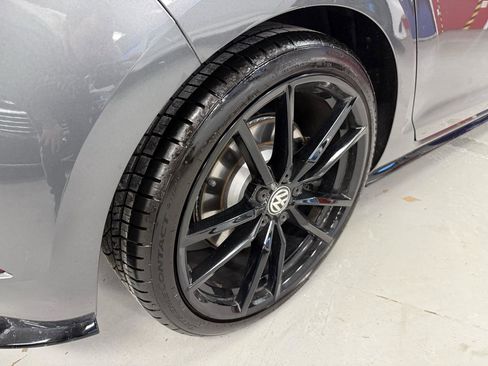 Used 2019 Volkswagen Golf R 4-Door image 14