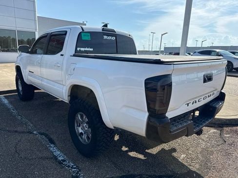 Used 2022 Toyota Tacoma SR5 w/ Technology Package RWD image 4