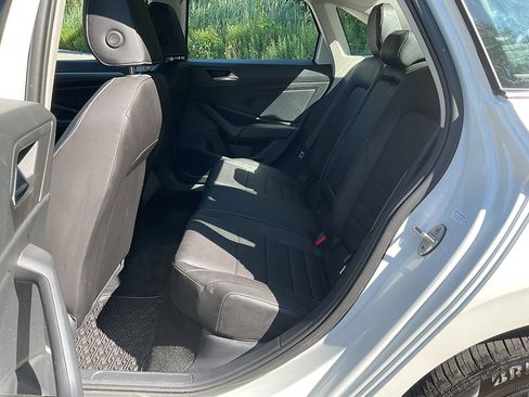 Used 2023 Volkswagen Jetta SE w/ Panoramic Sunroof Package FWD image 9
