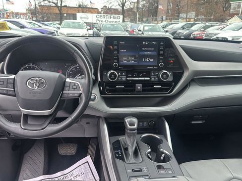 Used 2022 Toyota Highlander XLE image 16