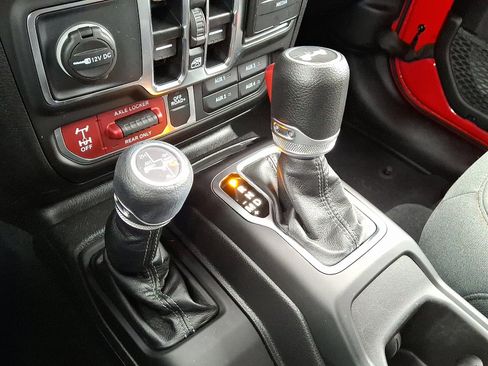 Certified 2025 Jeep Wrangler Willys image 15