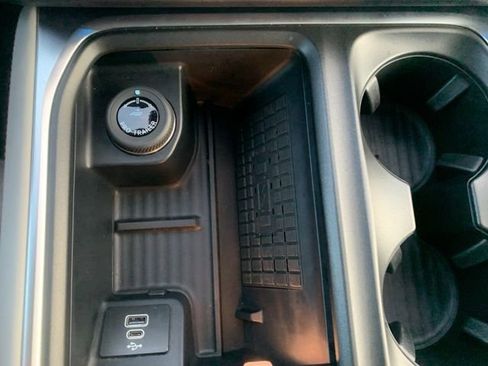 Used 2025 Ford Expedition Active image 19