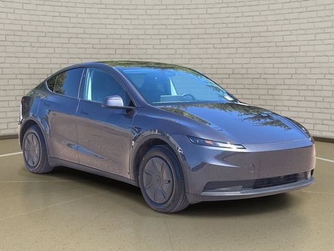 Used 2026 Tesla Model Y 2WD image 3