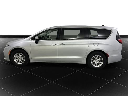 Used 2023 Chrysler Pacifica Touring-L image 19