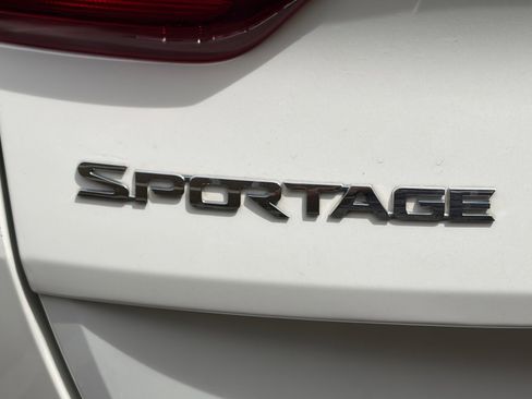 Used 2022 Kia Sportage LX image 8
