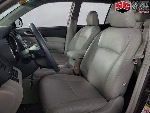 Used 2012 Toyota Highlander FWD w/ Tech Pkg image 13