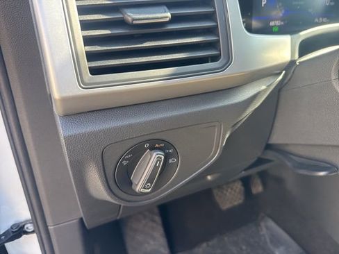 Used 2023 Volkswagen Atlas Cross Sport SE image 13