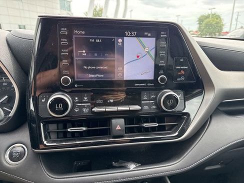 Used 2020 Toyota Highlander XLE AWD/4WD image 32