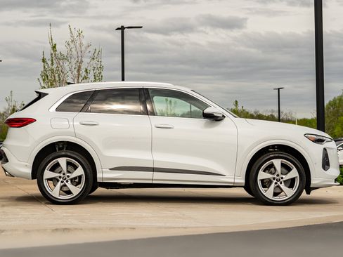 Certified 2025 Audi Q5 Premium w/ Premium Plus AWD/4WD image 3
