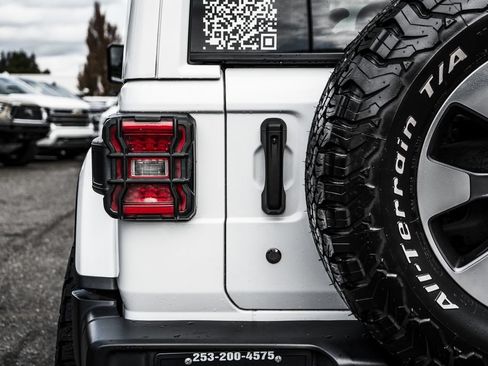Used 2018 Jeep Wrangler Unlimited Sahara w/ Uconnect 4C Nav & Sound Group AWD/4WD image 10