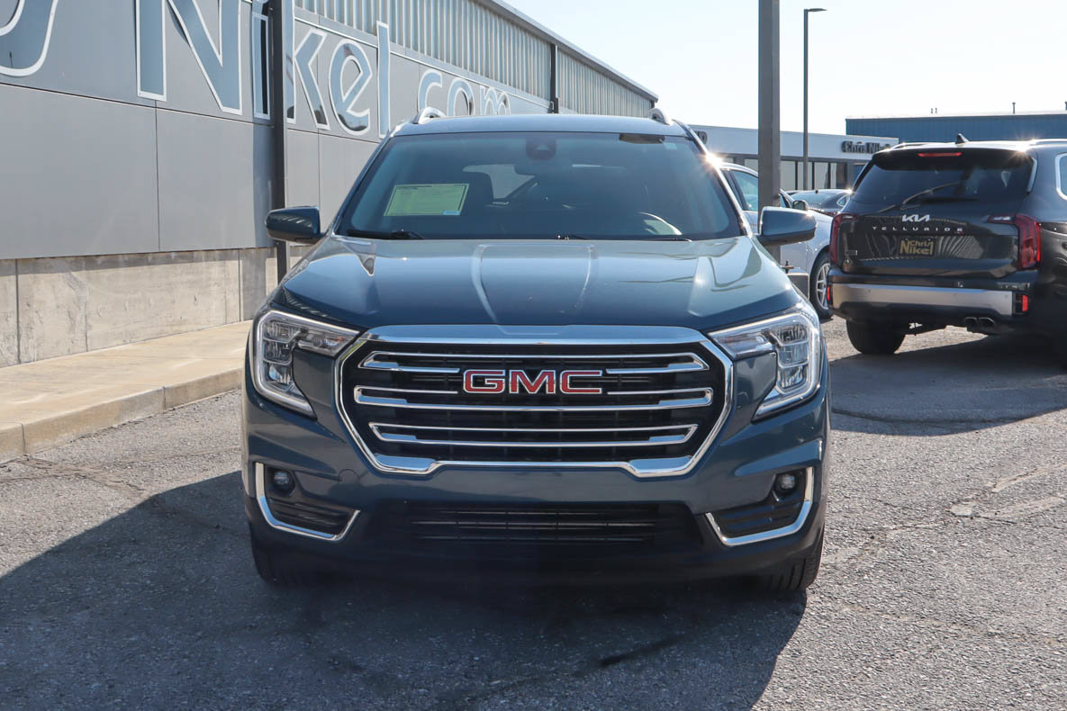 Used 2024 GMC Terrain SLT AWD/4WD image 2