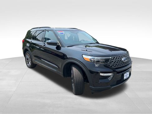 Used 2022 Ford Explorer XLT w/ Equipment Group 202A image 7