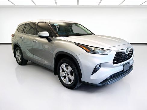Used 2022 Toyota Highlander LE AWD/4WD image 3